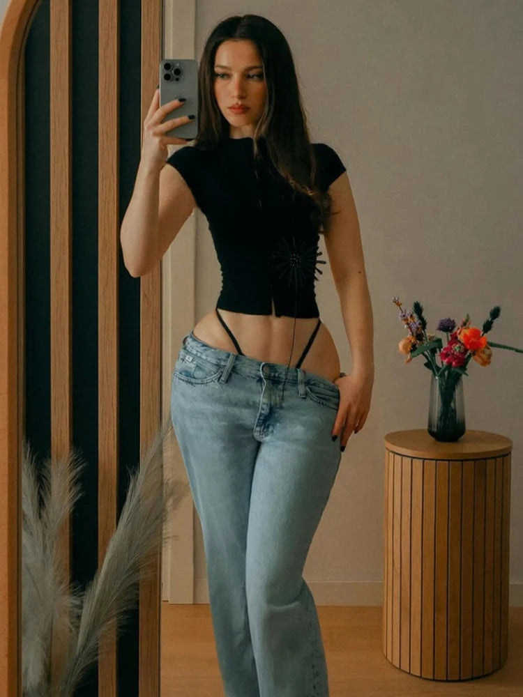 Cropped Weird Puss com Tassel – Estilo Único e Movimento que Encanta.
