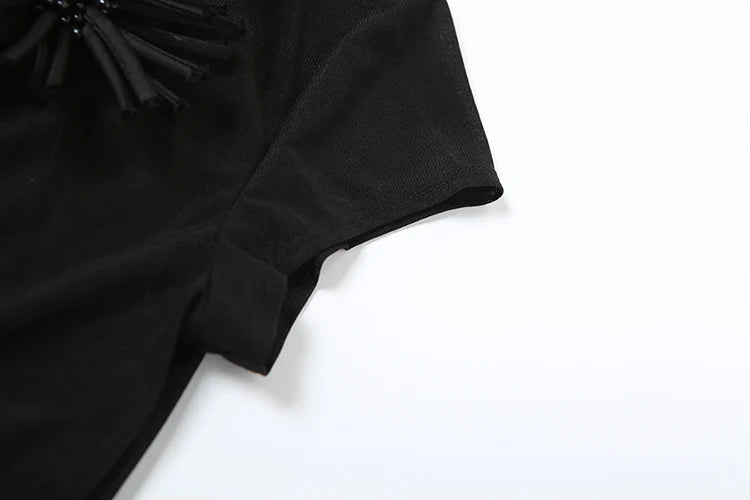 Cropped Weird Puss com Tassel – Estilo Único e Movimento que Encanta.