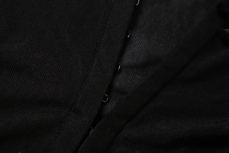 Cropped Weird Puss com Tassel – Estilo Único e Movimento que Encanta.