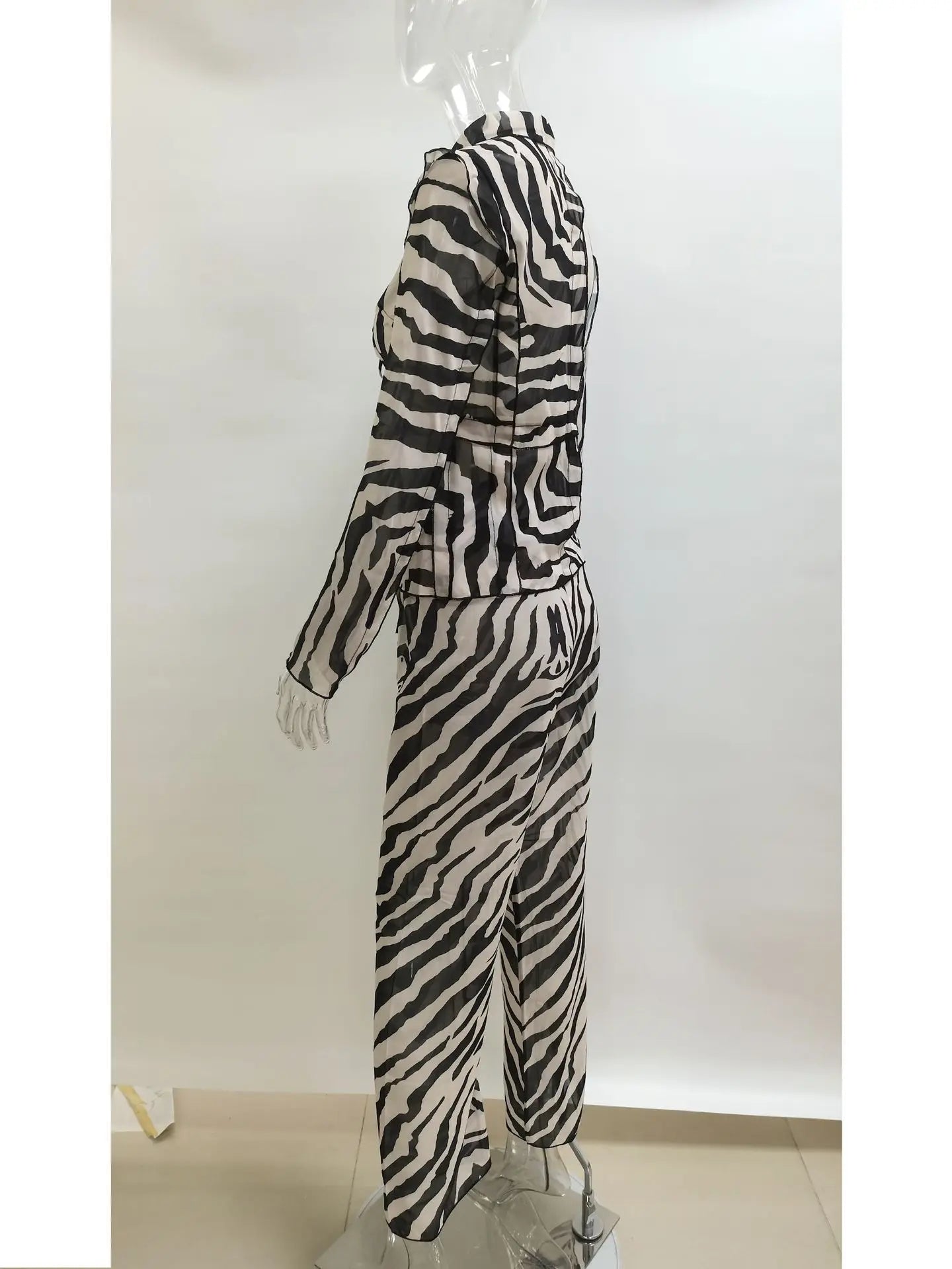 Conjunto Feminino 2 Peças Mesh Animal Print – Estilo Leve, Transparente e Cheio de Personalidade.